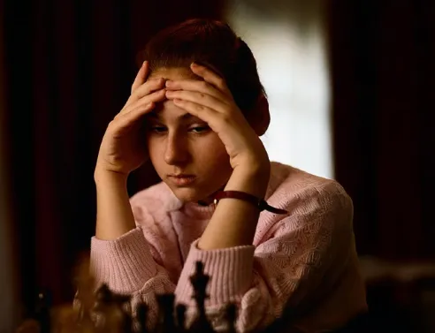 Το ντοκιμαντέρ Queen of Chess αφηγείται την πορεία της σκακίστριας Γιούντιτ Πόλγκαρ προς την κορυφή © Netflix