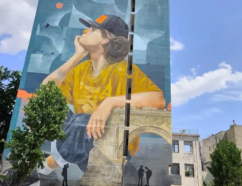 Ο Θέμης Κωνσταντινόπουλος (aka Dem) ζωγράφισε το mural με το κορίτσι της Χρυσής Πύλης Βαρδάρη