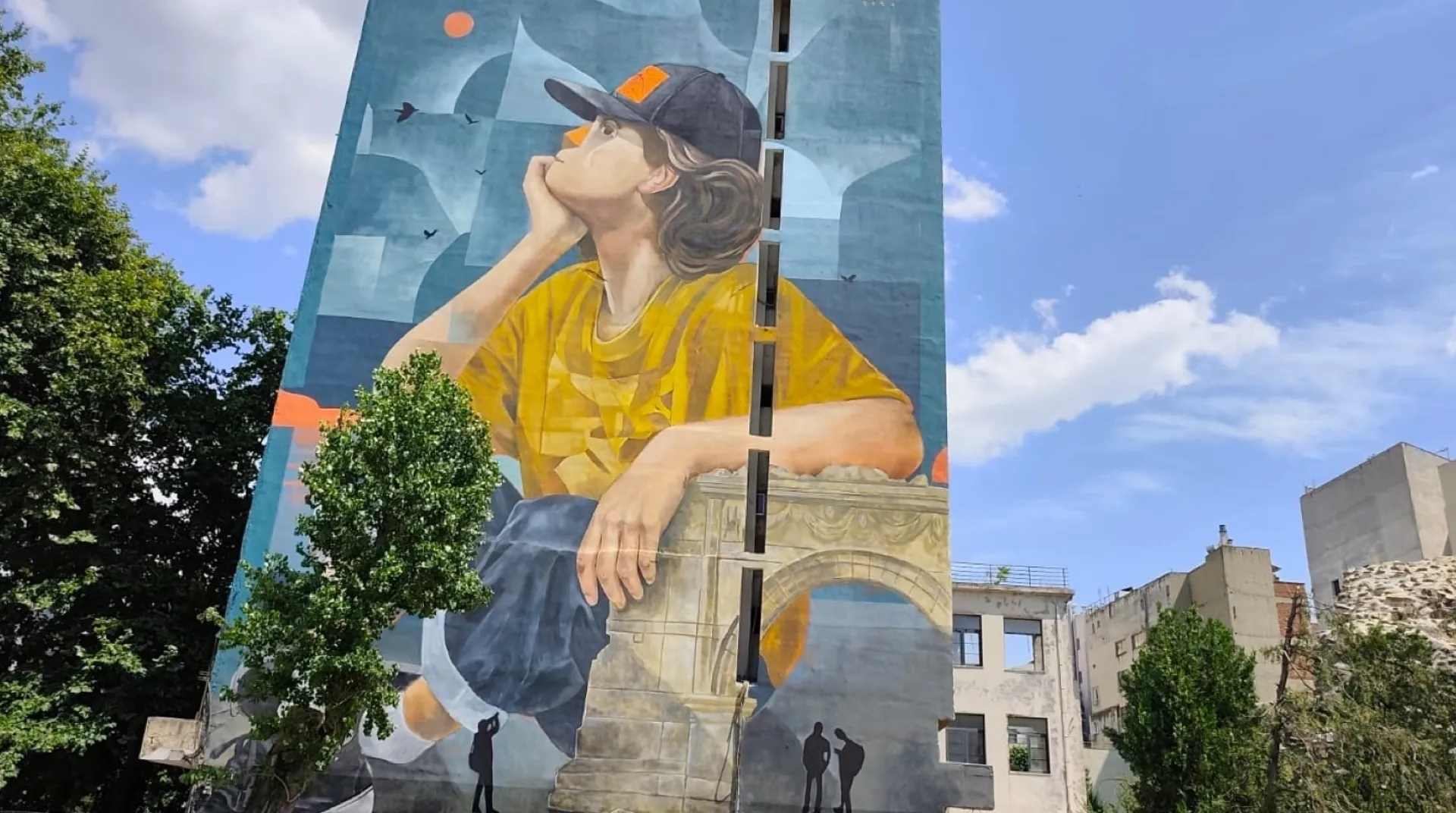 Ο Θέμης Κωνσταντινόπουλος (aka Dem) ζωγράφισε το mural με το κορίτσι της Χρυσής Πύλης Βαρδάρη